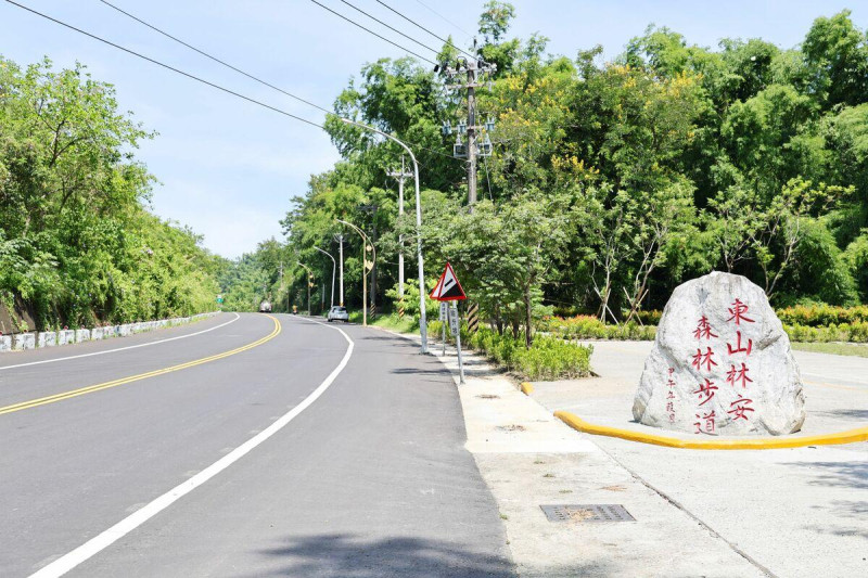 為促進東山地區產業經濟及觀光亮點發展，台南市政府爭取前瞻建設經費2.44億元，進行「東山黑曜金咖啡公路周邊觀光路線道路品質提升計畫」，合計5條路線、全長共34.85公里的道路已全面優化。   圖：台南市政府提供