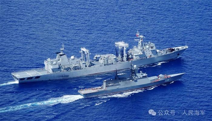  中俄第4次「海上聯合巡航」，「微山湖號(舷號887)」綜合補給艦為俄艦「完美號(舷號333)」進行補給。 圖：翻攝「微博」@人民海軍(資料照片) 