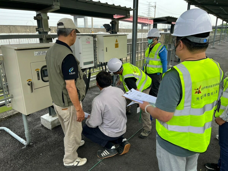 黃偉哲要求市府團隊加強光電案場稽核，監督光電案場確實依法建置。   圖：台南市政府提供