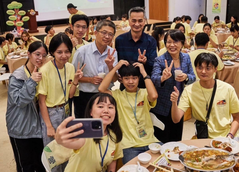 內政部移民署昨晚舉辦「新住民子女多元文化培育營」，內政部長劉世芳親自到場與學員共進晚餐、傾聽學員交流心得。   圖：移民署提供