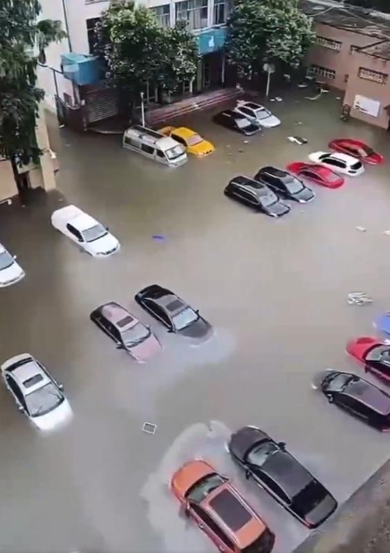 中國多處地方遭洪水肆虐，城市街道、汽車都泡在水中。   圖：翻攝自羅翔 X（前推特）帳號