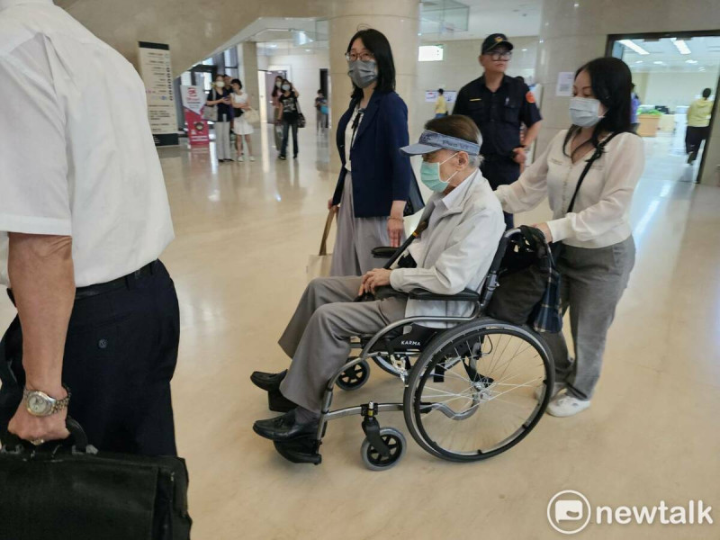 90歲的台塑集團總管理處前總經理楊兆麟下午由2名律師及助理陪同抵達法院開庭。   圖：林昀真/攝