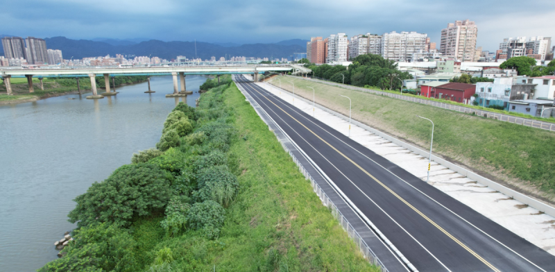 雙向一快一慢車道及臨河自行車道，路寬14公尺，串聯三重至鶯歌堤外便道系統。   圖：新北市水利局/提供