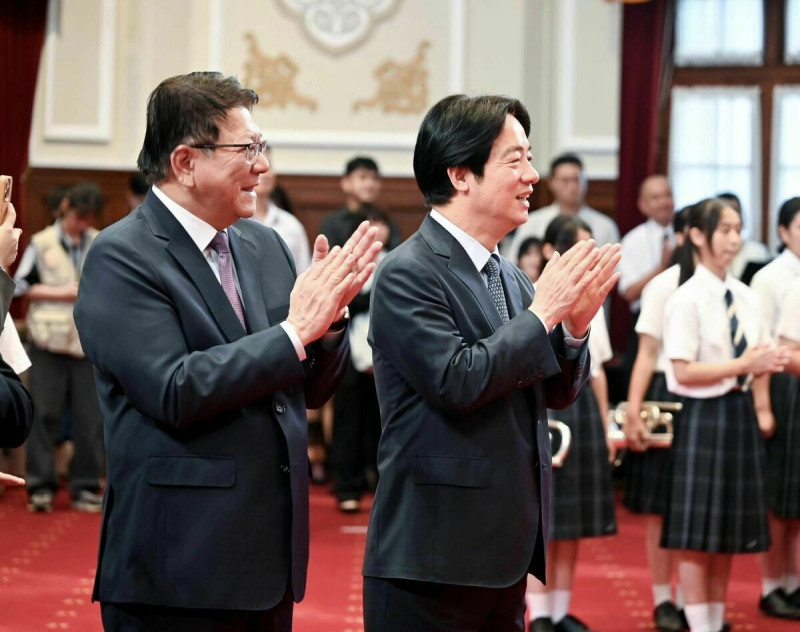 總統府秘書長潘孟安18日陪同總統賴清德接見沖繩西原高校樂隊。   圖：翻攝自潘孟安臉書