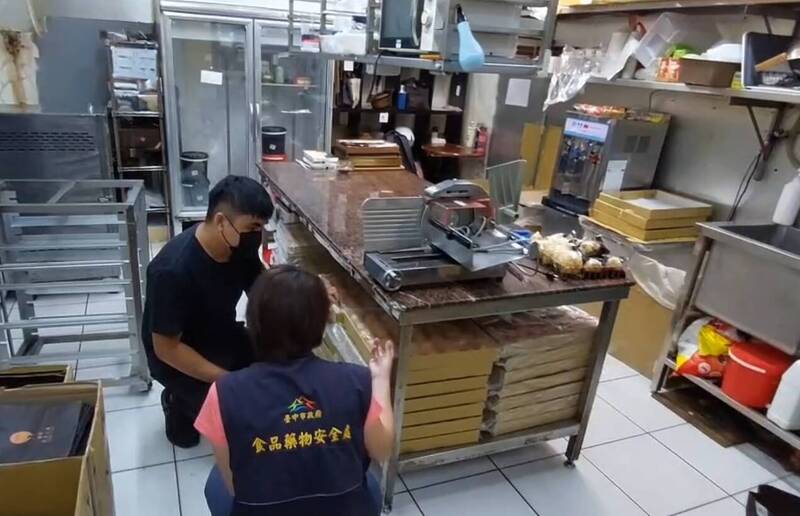 台中知名連鎖泡芙店「旅禾泡芙」近日遭民眾投訴，內餡疑似發霉。台中市食安處調查後未發現產品發霉，但指出作業環境和產品存放有缺失，要求限期改善。   圖：台中市食安處／提供