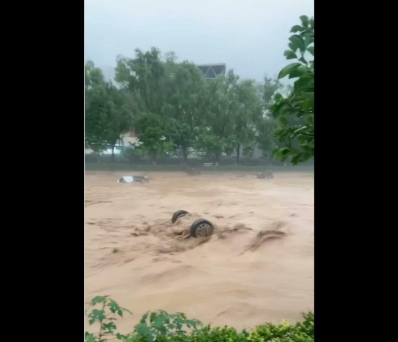 中國許多地區都傳出被洪水淹沒的消息，甚至許多公路、橋梁都被洪水沖斷了。   圖：翻攝自 @xiangsaixue520 X 帳號