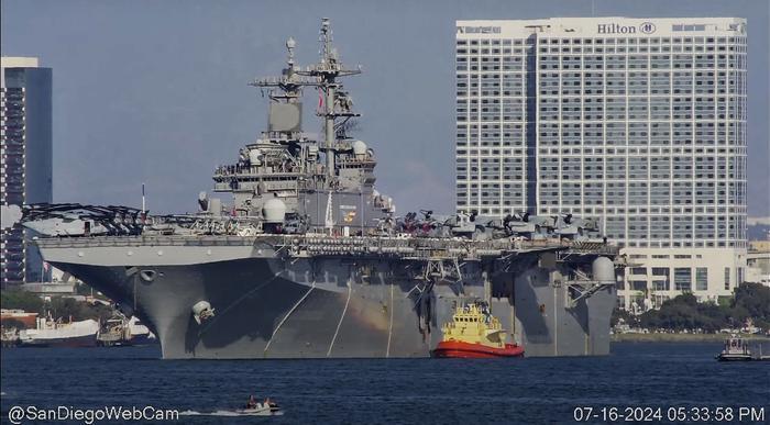 美國黃蜂級兩棲攻擊艦 LHD-4「拳師」號，近期結束了對船舵的緊急維修並再次出港。   圖：翻攝自 San Diego Web Cam X 帳號