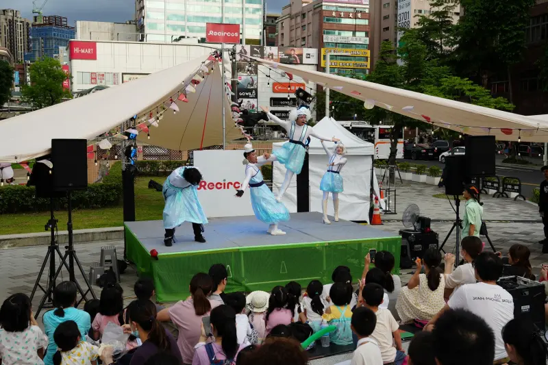 ▲新北市傑出演藝團隊「天馬戲創作劇團」的「Recircus移動綠劇場」，在府中廣場打造為期9天包含綠色舞台、藝文體驗以及永續市集的馬戲嘉年華。（圖／品牌提供）   