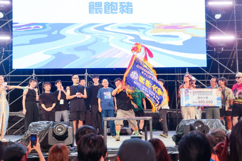 侯友宜見證「海洋獨立音樂大賞」授旗儀式，象徵傳承海祭多年以來的原創精神。   圖：新北市觀旅局/提供