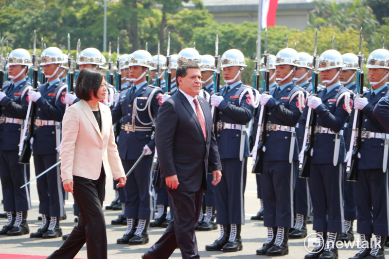 總統蔡英文12日在總統府府前廣場，以隆重軍禮歡迎遠道而來的巴拉圭總統卡提斯。   圖/廖品瑄攝
