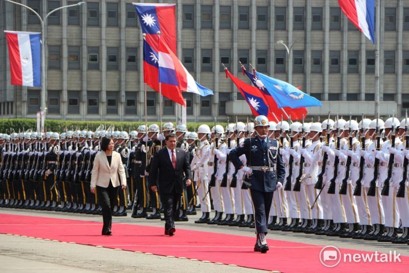 巴拉圭卡提斯總統（Horacio Cartes）訪台，進行為期3天的國是訪問，7月12日在總統府前接受軍禮歡迎。   圖:總統府提供