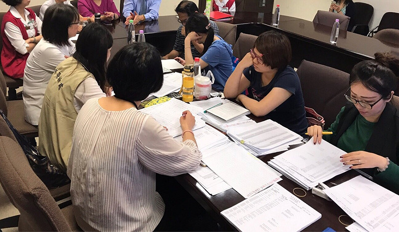 新北市勞檢處對亞東醫院實施檢查情形。   圖 : 新北市政府/提供