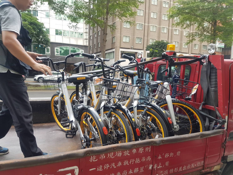 無樁式共享自行車oBike頻傳違停、佔用停車格，台灣大學校方因業者遲遲不肯領回這些違停的單車，故提起民事訴訟。   圖 : 台北市政府交通局/提供