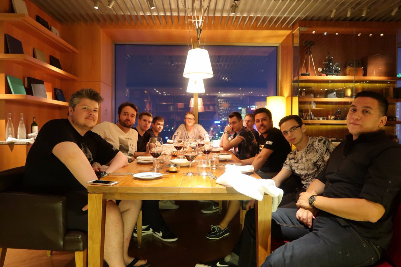法國隊與DeGuN等人在上海聚餐。   圖：翻攝自DeGuN的twitter