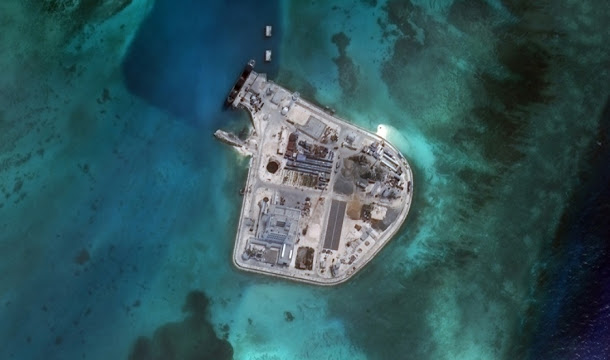 菲律賓專家12日提出警告，中國「戰略三角」即將完成，屆時整片南海都將被北京掌控。圖為中國在南海填海造島並安置軍事設施。   圖：翻攝自AMIT官網