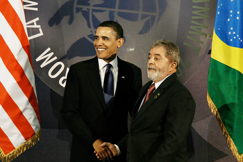 巴西前總統魯拉（右）曾被歐巴馬稱為「全世界最受歡迎的政治人物」，如今因為貪污罪遭判刑。   圖：翻攝魯拉臉書