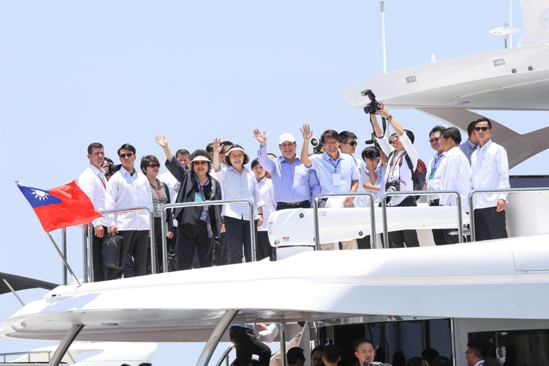 蔡總統與巴拉圭總統卡提斯搭乘遊艇駛往紅毛港園區享受道地的台灣小吃。   圖：高雄市政府 / 提供