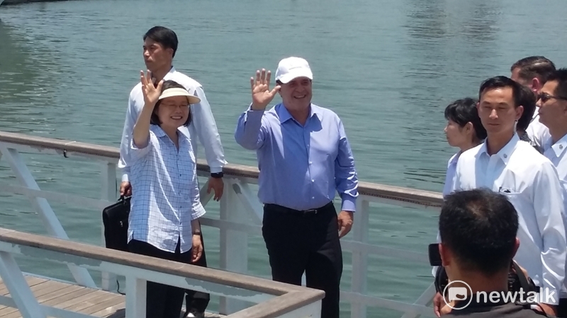 蔡總統與巴拉圭總統卡提斯搭乘遊艇駛往紅毛港園區享受道地的台灣小吃。   圖：金名 / 攝影