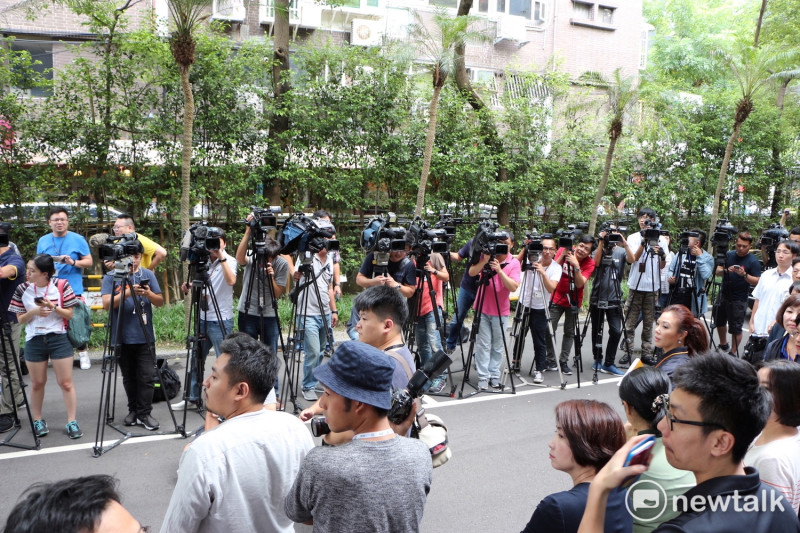 大批媒體在1點40分前即守候在鎮江街側門。   圖：廖品瑄／攝