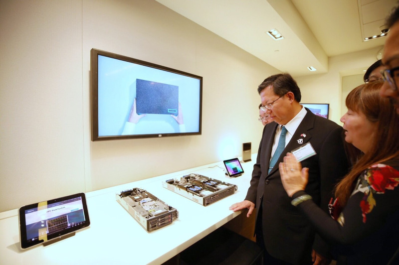 桃園市長鄭文燦率領市府團隊於美西時間13日參訪加州矽谷的輝達(NVIDIA)總部及慧與科技(HPE)。   圖:桃園市政府/提供