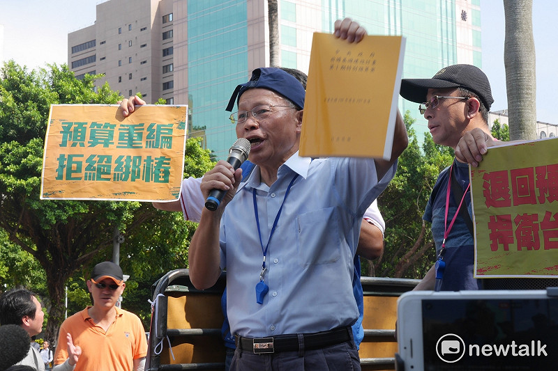 國民黨今天帶領三百人「路過」立法院，除了「反前瞻」外，還打算「堵林全」。國民黨黨部一級主管紛紛到場抗議，聲援國民黨立院黨團。   圖：趙婉淳／攝