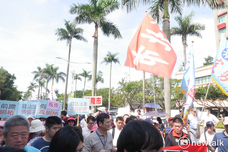 國民黨原號召700人，實際到場的抗議民眾約300名，這次的抗議活動由代理組發會主委李哲華親自擔任活動總指揮。   圖：趙婉淳／攝