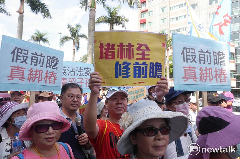 國民黨原號召700人，實際到場的抗議民眾約300名，這次的抗議活動由代理組發會主委李哲華親自擔任活動總指揮。   圖：趙婉淳／攝