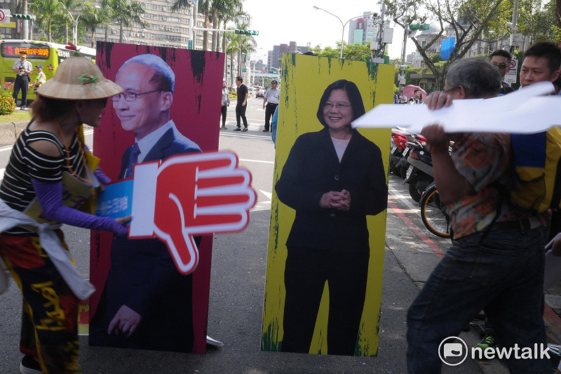 國民黨原號召700人，實際到場的抗議民眾約300名，這次的抗議活動由代理組發會主委李哲華親自擔任活動總指揮。   圖：趙婉淳／攝