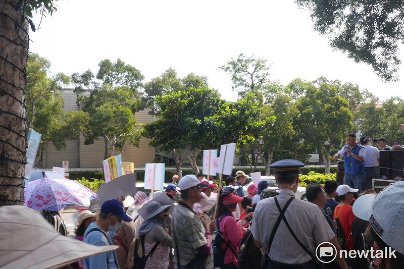 國民黨原號召700人，實際到場的抗議民眾約300名，這次的抗議活動由代理組發會主委李哲華親自擔任活動總指揮。   圖：趙婉淳／攝