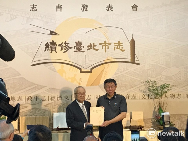 台北市長柯文哲（右）與前台北市長許水德合影。   圖 : 周煊惠／攝（資料照）