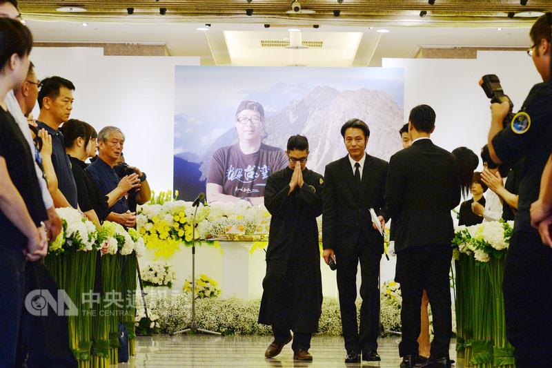 導演齊柏林告別式14日在台北市第二殯儀館舉行，靈堂 以齊柏林半身像及台灣空拍為背景，家屬在家祭時向現 場出席的親友鞠躬致意。    圖：中央社記者孫仲達攝