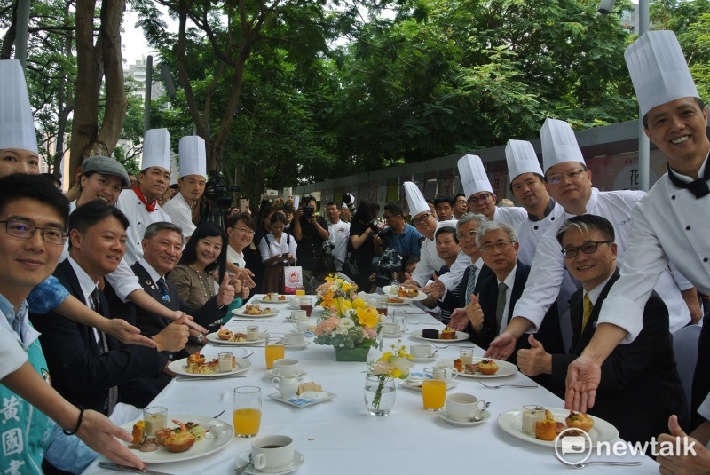 台中觀旅局長陳盛山邀請24位行政主廚今天搶先上菜，讓在場貴賓享用。   圖：唐復年/攝