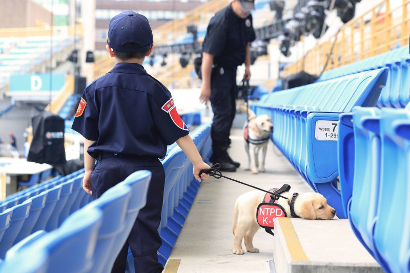 小小員警牽著小警犬，可愛的互動表情生動。   圖：NPA署長室FB
