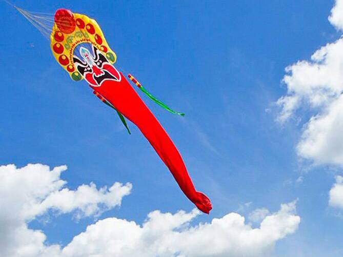 黑沙玩藝節不只可以飽覽風箏風情，還能親身體驗操作大型風箏、特技風箏等不同的感覺。   圖：高雄市觀光局提供