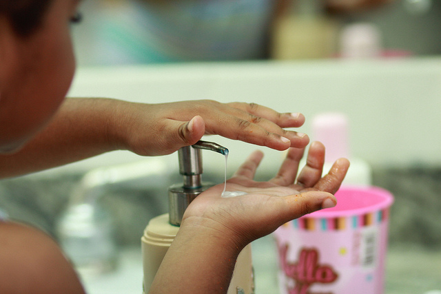 腸病毒目前無抗病毒藥物，勤洗手為預防腸病毒最有效的方法，使用洗手乳或肥皂搓洗20秒，沖洗乾淨後使用衛生紙或個人擦手巾擦乾，勿與人共用毛巾。   圖：Flickr提供