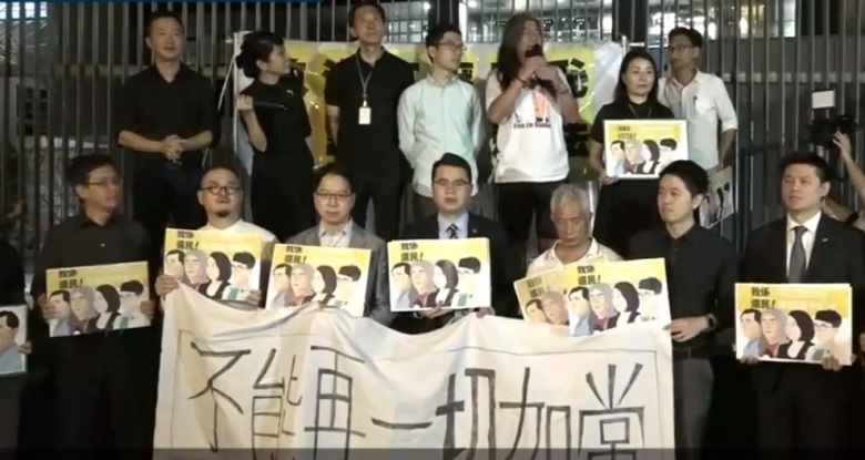 香港泛民派4名立法會議員資格被撤銷，香港多個團體今（14）晚在公民廣場外集會聲援。   圖：翻攝網路