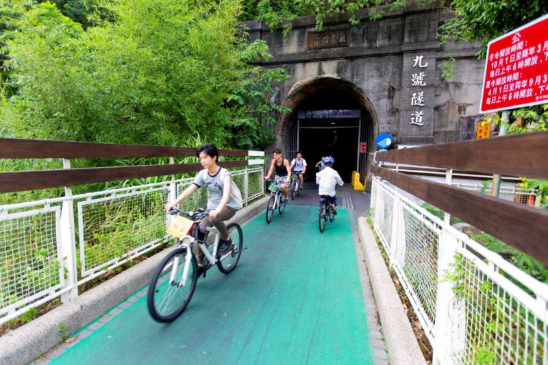 舊山線最長隧道「9號隧道」，全長1.2公里，在裡頭有著天然冷氣透心涼。   圖：台中觀光旅遊局提供