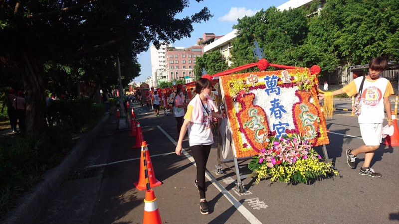「百年媽祖會 眾神護台中」聯合遶境今(15)日起駕，從台灣體育大學體操館，行經萬春宮、台中火車站及樂成宮，往返遶行9.4公里。   圖:台中市政府提供