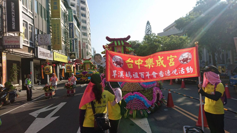 「百年媽祖會 眾神護台中」聯合遶境今(15)日起駕，從台灣體育大學體操館，行經萬春宮、台中火車站及樂成宮，往返遶行9.4公里。   圖:台中市政府提供