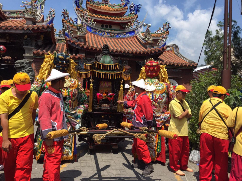 「百年媽祖會 眾神護台中」聯合遶境今(15)日起駕，今年特別復刻百年前媽祖盛會，除百年前聚首的台中萬春宮、旱溪樂成宮、北港朝天宮、梧棲朝元宮、新港奉天宮及彰化南瑤宮，還加入中部9座媽祖廟，展現百年媽祖文化魅力。   圖:台中市政府提供