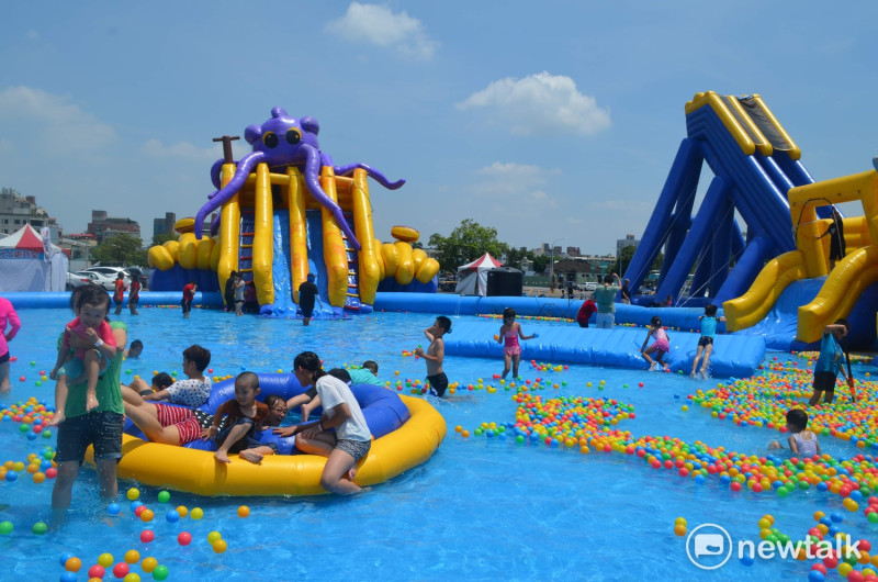 嘉義市議員郭文居15日舉辦「城市滑水道」活動，吸引許多民眾前往戲水。   圖：蔡坤龍/攝