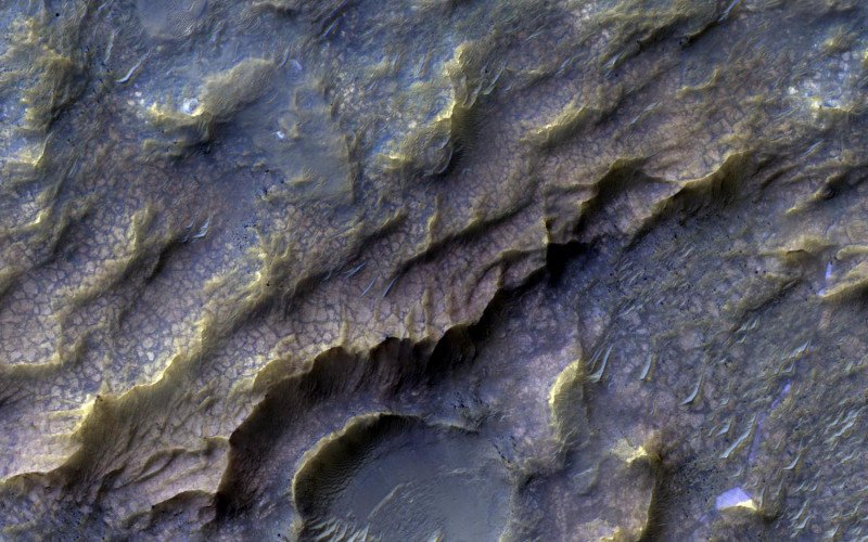 NASA在火星上的探測器MRO（Mars Reconnaissance Orbiter）傳回地表探測的照片，而這照片讓NASA人員驚嘆這是「火星的龍鱗」！   圖：翻攝自NASA