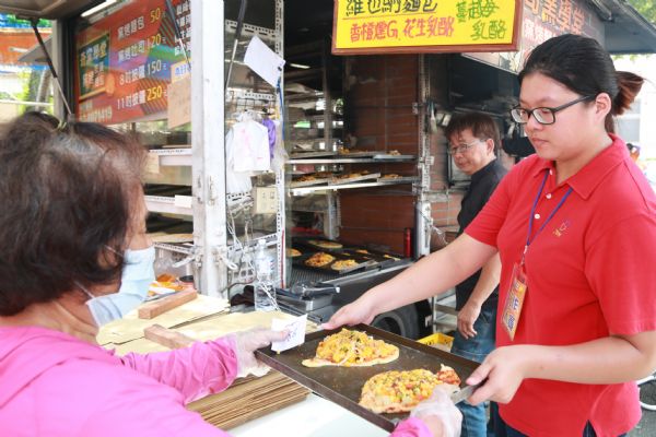 活動現場也提供民眾烘培自製的芒果披薩。   圖：台南市政府