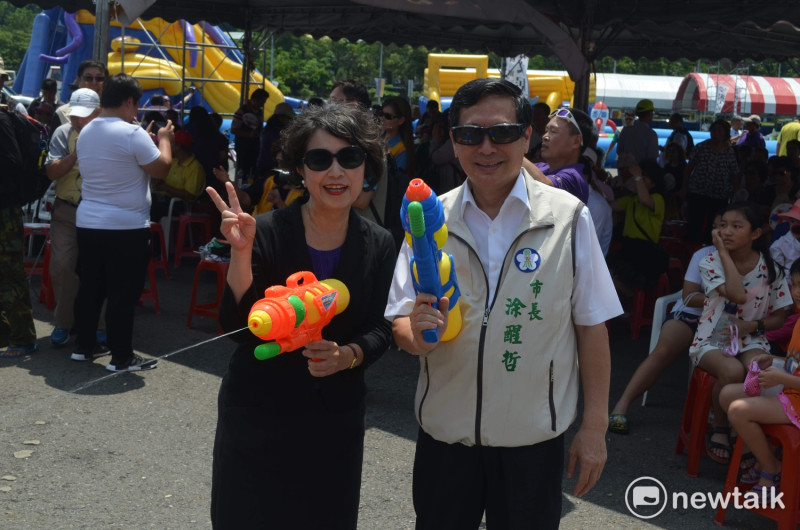 嘉義市長涂醒哲與夫人15日參加「城市滑水道」活動，玩起水槍，不亦樂乎。   圖：蔡坤龍/攝