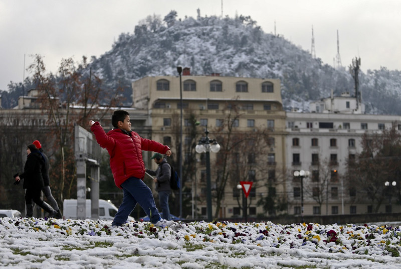 智利首都罕見降大雪，孩童跑到戶外打雪仗和堆雪人。   圖: 達志影像 /美聯社