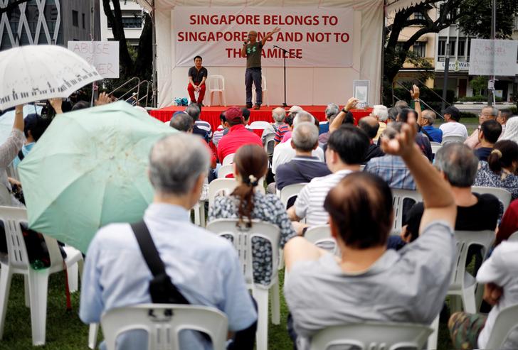 新加坡罕見群眾抗議，舞台上標語清楚表達憤怒。   圖: 達志影像 /路透社