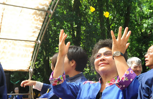 參加儀式的陳菊憶起20年前第一次參與黃蝶祭，20年後的今天，看到對黃蝶的呼喚有成，心中滿是感動。   圖：高雄市政府提供