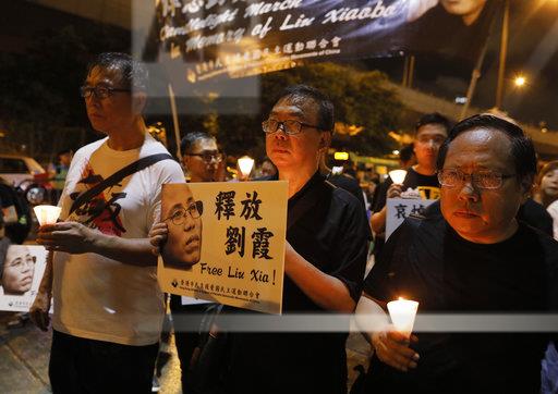 悼念已故中國異議作家劉曉波的香港民眾，呼籲中國政府釋放他的遺孀劉霞。   圖：達志影像／美聯社