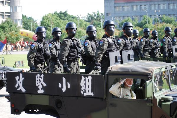 憲兵指揮部將分三年籌備更新憲兵戰鬥裝備，提升反恐戰力。圖為有著夜鷹部隊稱號的憲兵特勤隊，負責反劫持，反破壞等北台灣地區及桃園機場反恐任務。
   圖:翻攝自Oolxiang國防科技網