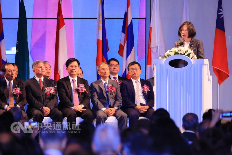 總統蔡英文（右）17日在亞洲台灣商會聯合總會聯席會 議致詞指出，請台商在海外放心打拚，她會把台灣顧好 ，把家顧好，讓大家繼續勇敢走出自己的路。    圖片來源：中央社
